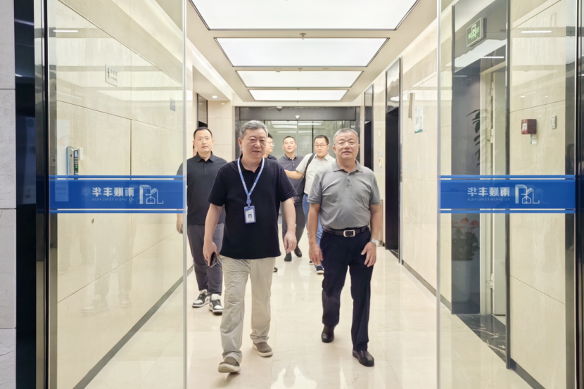 张总带路参观1.png