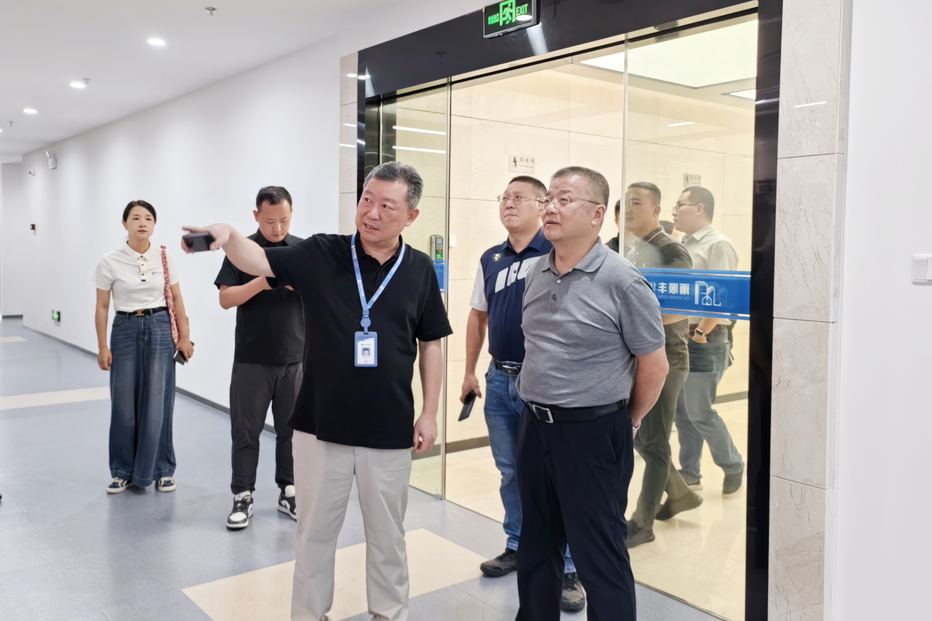 张总带路参观2.png